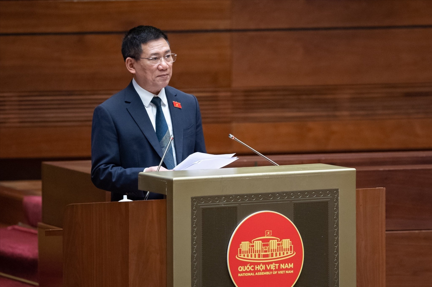 Bộ trưởng Bộ Tài chính Hồ Đức Phớc trình bày Tờ trình của Chính phủ