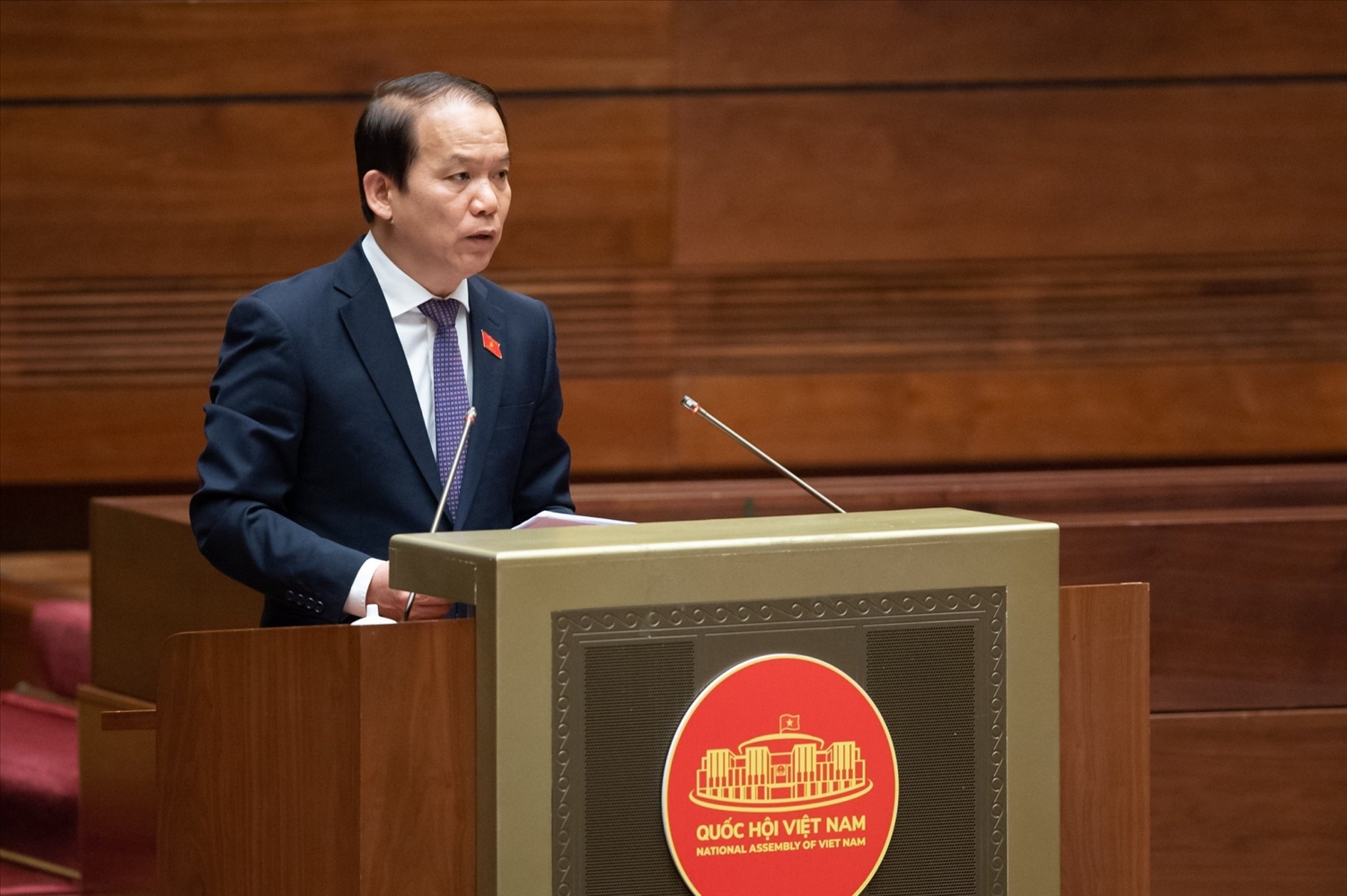 Chủ nhiệm Ủy ban Pháp luật Hoàng Thanh Tùng trình bày báo cáo thẩm tra