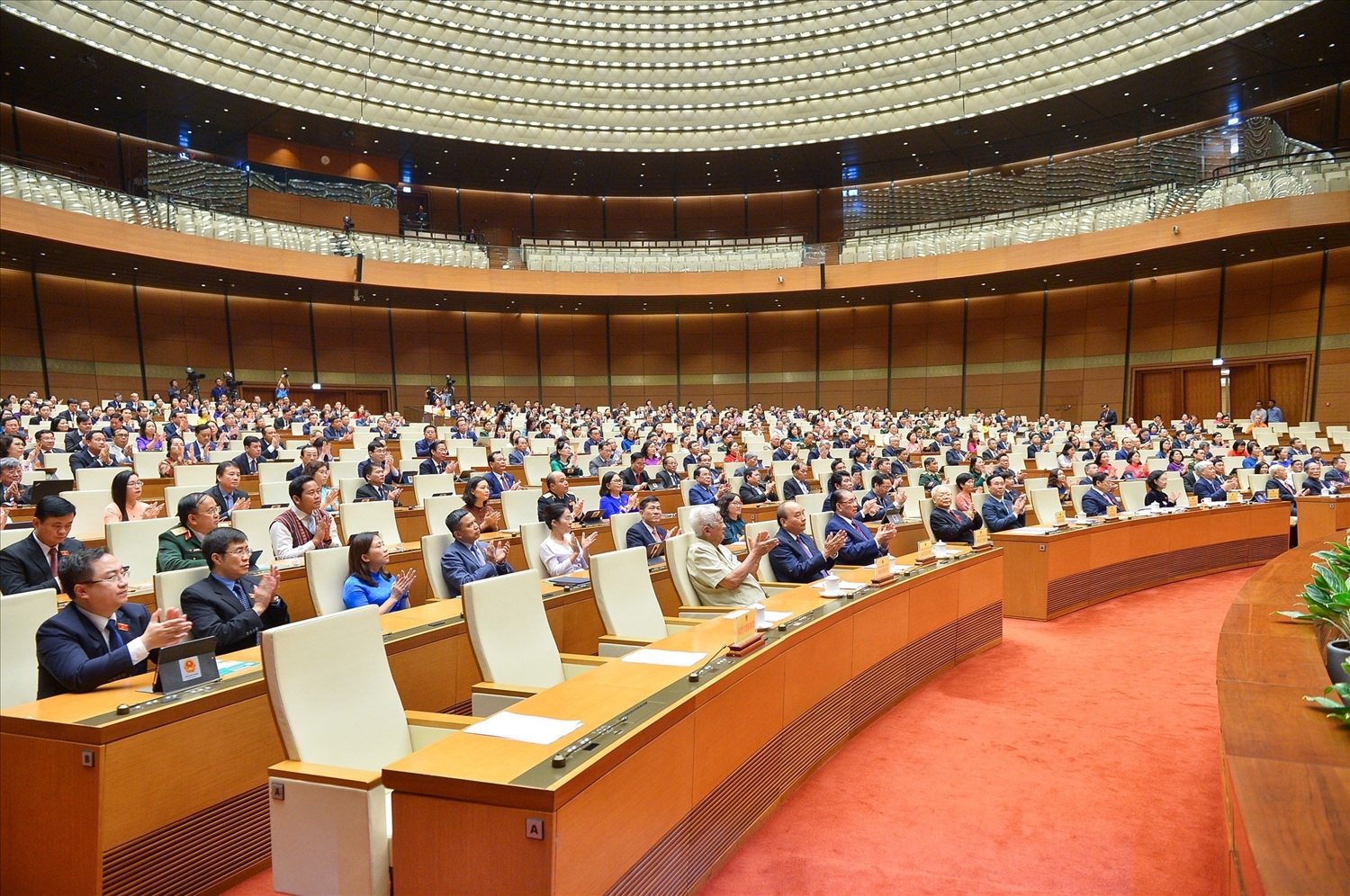 Các đại biểu tham dự phiên bế mạc Kỳ họp thứ 5, Quốc hội Khóa XV