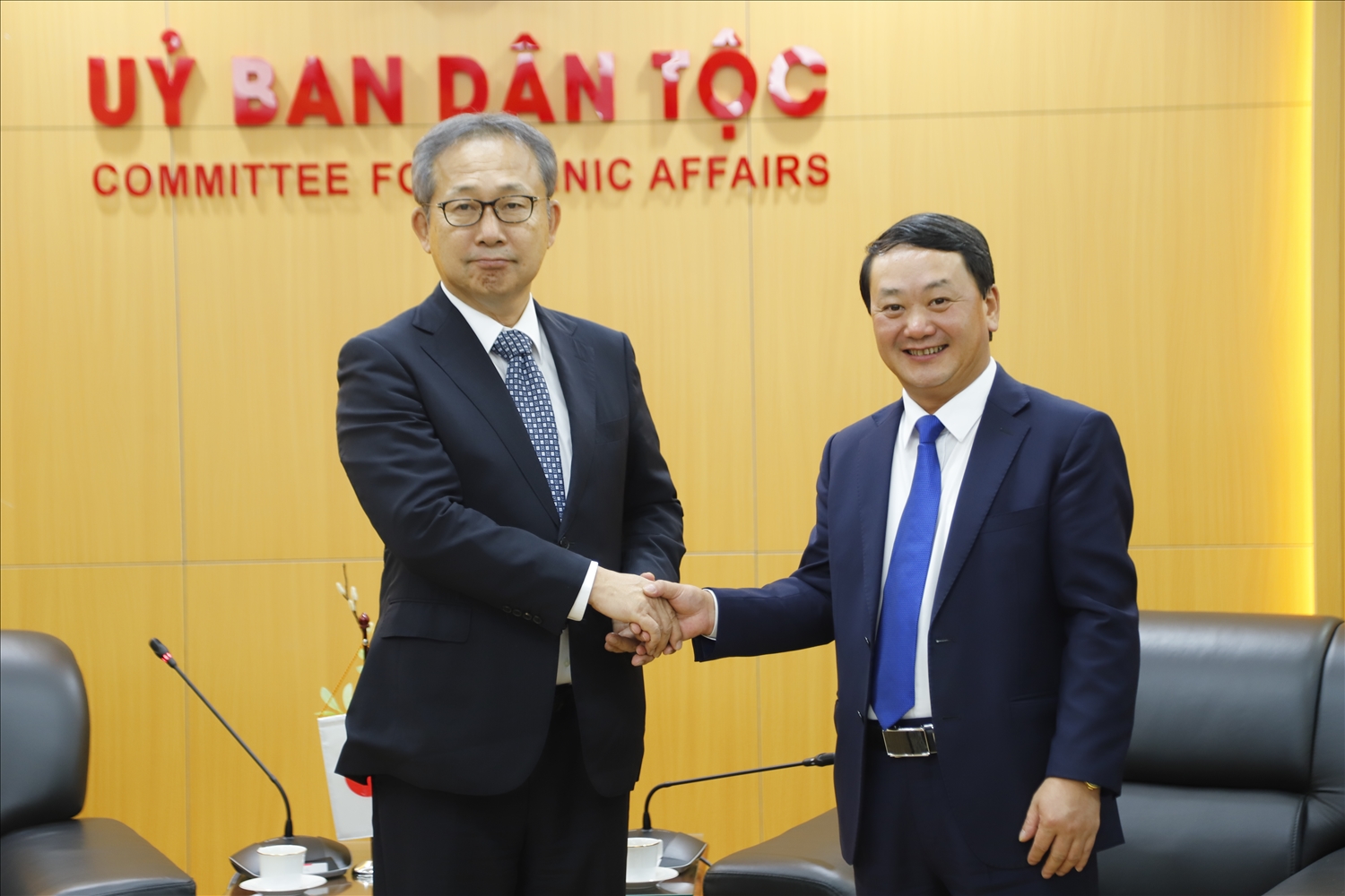 Bộ trưởng, Chủ nhiệm UBDT Hầu A Lềnh tiếp xã giao ngài Yamada Takio, Đại sứ Đặc mệnh Toàn quyền Nhật Bản tại Việt Nam 