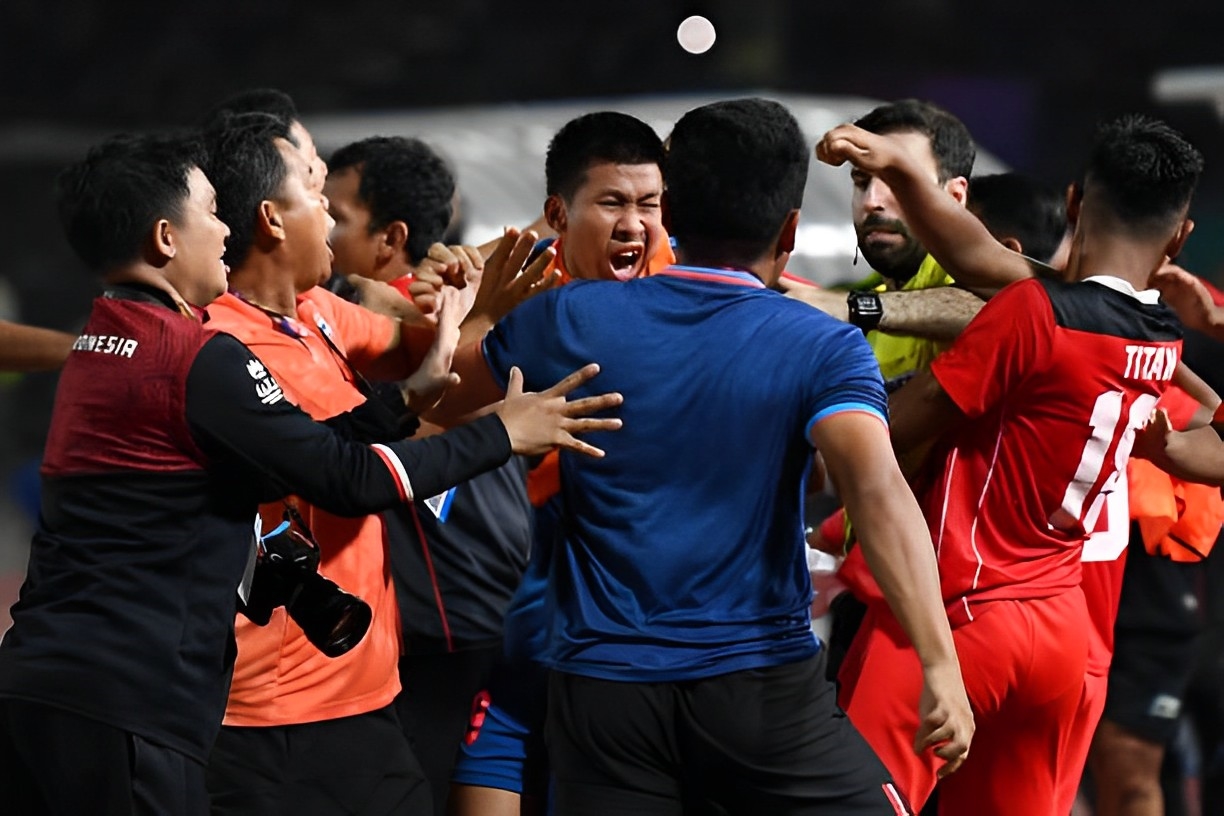 Thái Lan và Indonesia đã biến trận bóng đá thành "võ đài" (Ảnh IT)