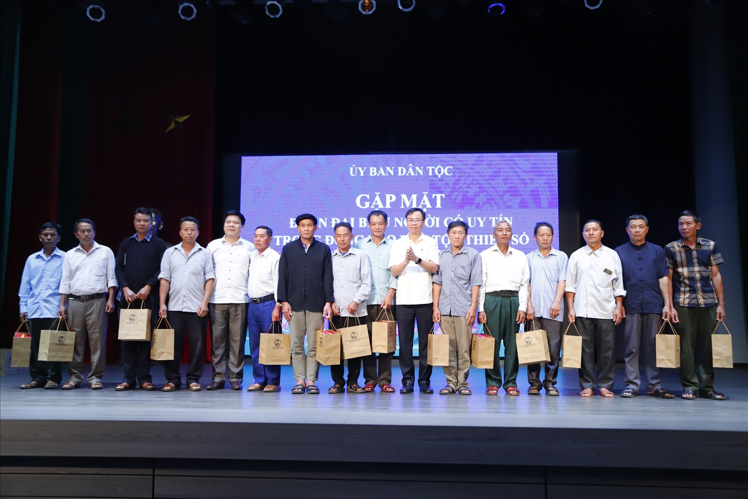 Các đại biểu Người có uy tín tỉnh Điện Biên nhận quà lưu niệm của UBDT