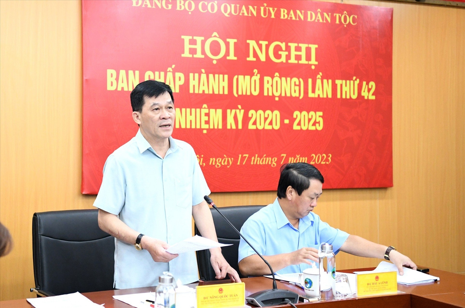 Bí thư Đảng ủy, Thứ trưởng, Phó Chủ nhiệm UBDT Nông Quốc Tuấn phát biểu tại Hội nghị