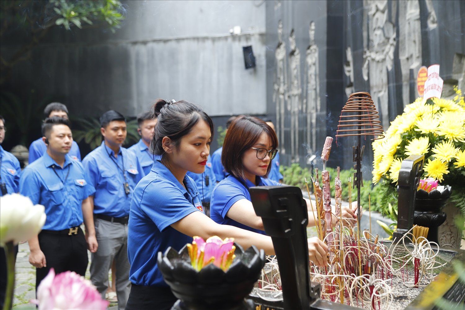 Đại điên Đoàn Thanh niên UBDT và Đoàn Thanh niên Ủy ban TW MTTQ Việt Nam dâng hương tại Đài tưởng niệm