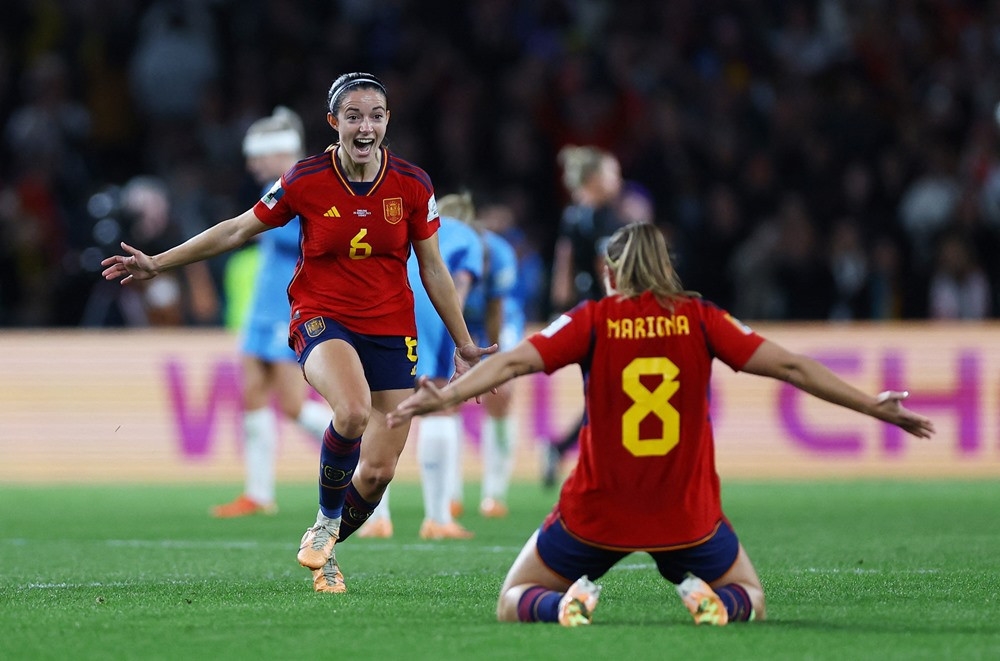 Các cầu thủ Tây Ban Nha ăn mừng bàn thắng duy nhất của trận đấu (Ảnh IT)