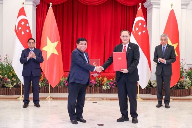 Thủ tướng Phạm Minh Chính cùng Thủ tướng Singapore Lý Hiển Long chứng kiến lễ trao đổi Bản ghi nhớ giữa hai Chính phủ về việc thiết lập quan hệ Đối tác Kinh tế số-kinh tế xanh Việt Nam và Singapore 