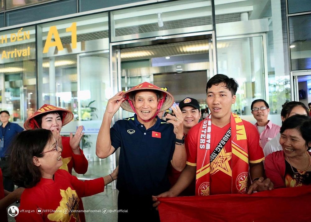 Cổ động viên chào đón đội tuyển nữ Việt Nam trở về nước (Ảnh VFF)
