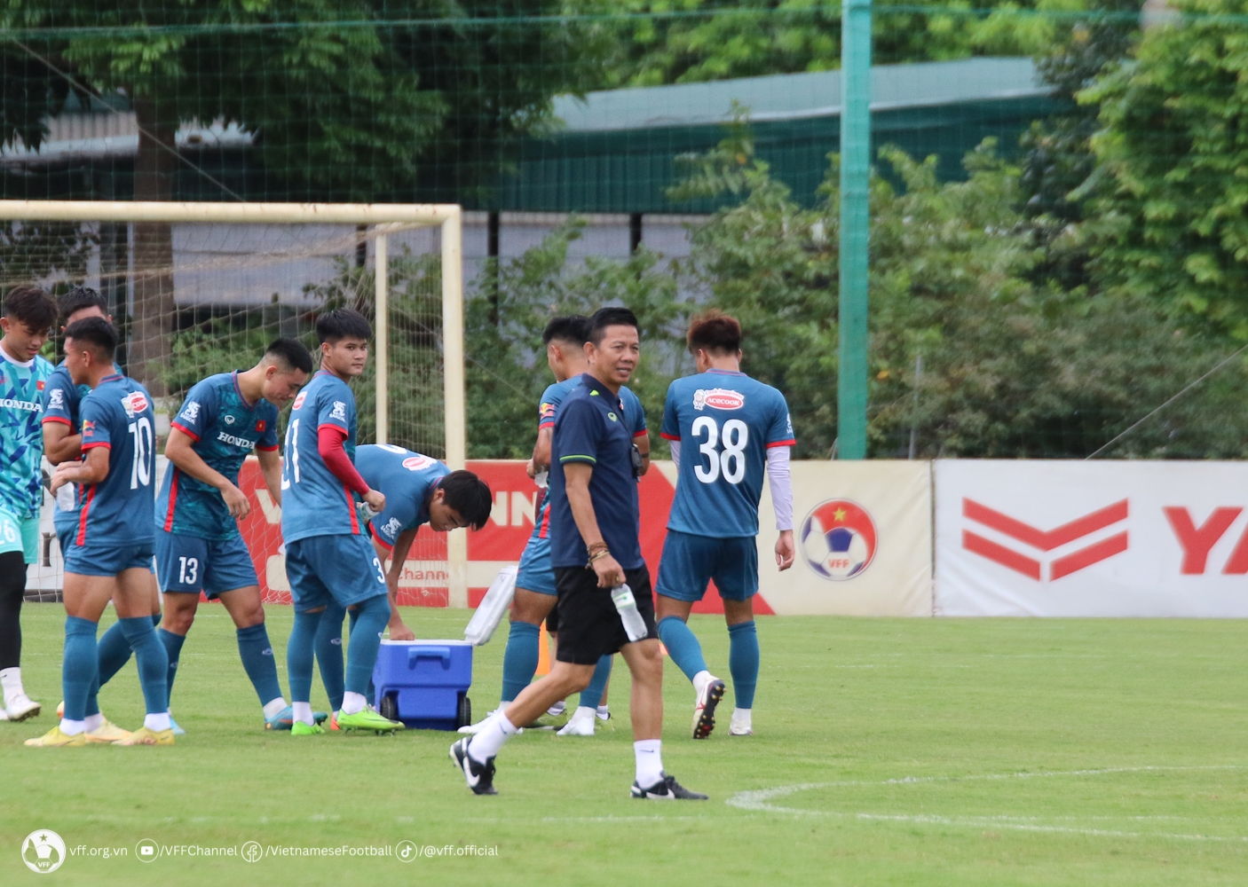 HLV Hoàng Anh Tuấn cùng các cầu thủ U23 Việt Nam tập luyện (Ành VFF)