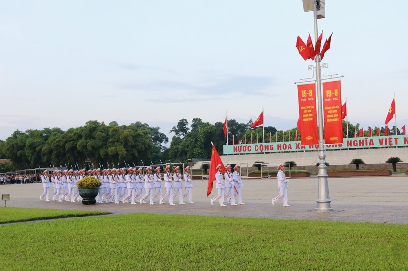 Đội hình thực hiện lễ Chào cờ gồm 34 tiêu binh tượng trưng cho 34 chiến sĩ đầu tiên của Đội Việt Nam tuyên truyền giải phóng quân, tiền thân của Quân đội Nhân dân Việt Nam