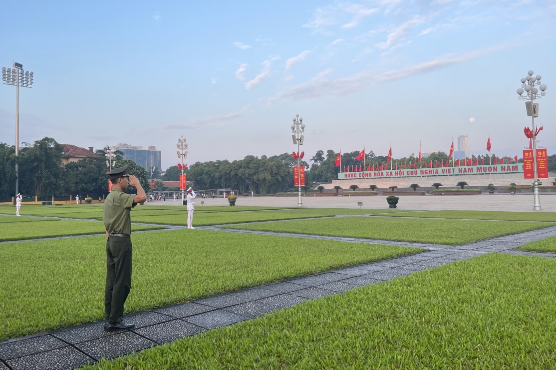 Các chiến sĩ cảnh vệ tại khu vực Quảng trường Ba Đình nghiêm trang thực hiện nghi thức chào cờ