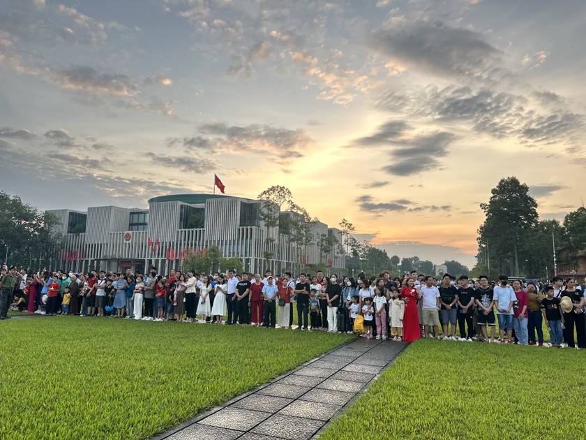 Đông đảo nhân dân có mặt tại khu vực quảng trường Ba Đình dự lễ chào cờ thiêng liêng sáng 2/9