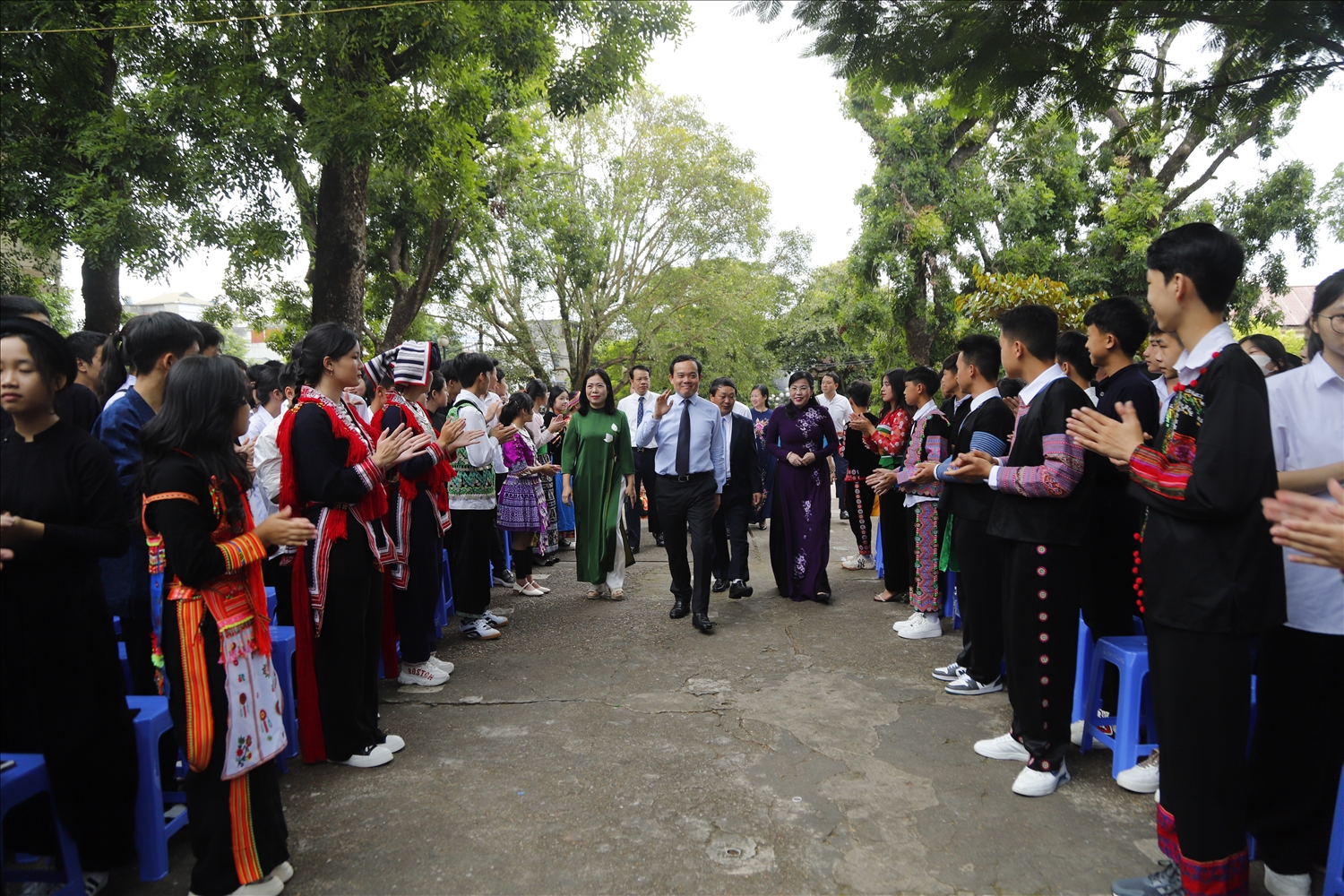 Phó Thủ tướng Chính phủ Trần Lưu Quang cùng các đại biểu đến dự Lễ Khai giảng tại Trường Phổ thông vùng cao Việt Bắc