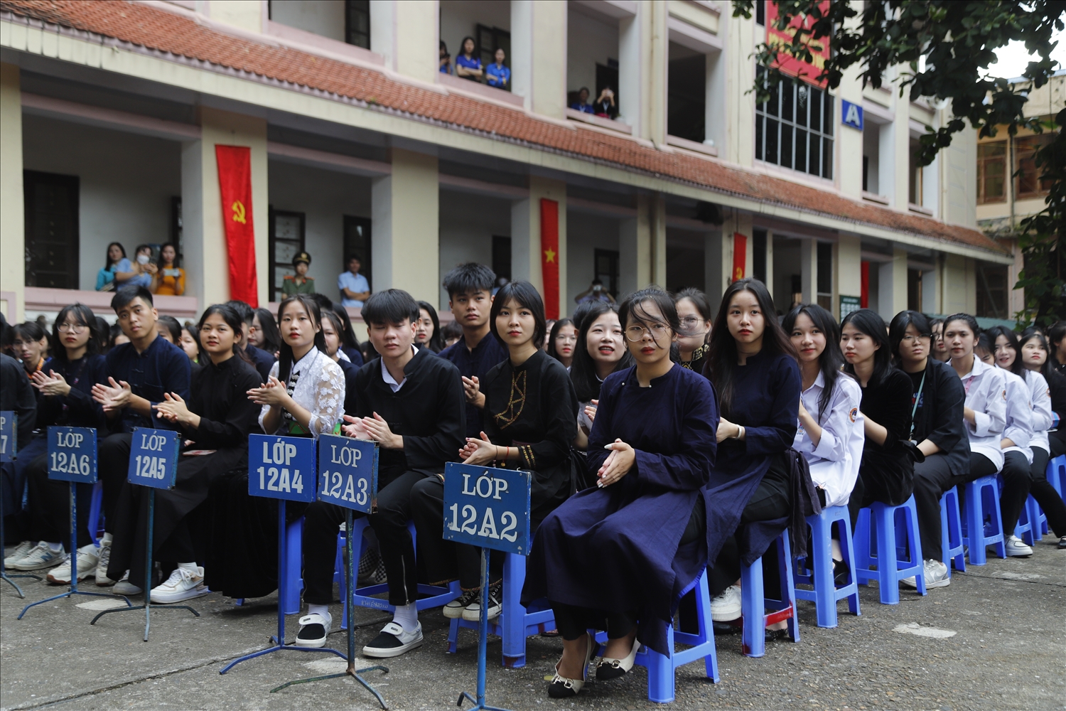 Các em học sinh khối 12 Trường Phổ thông vùng cao Việt Bắc trong ngày khai giảng năm học mới