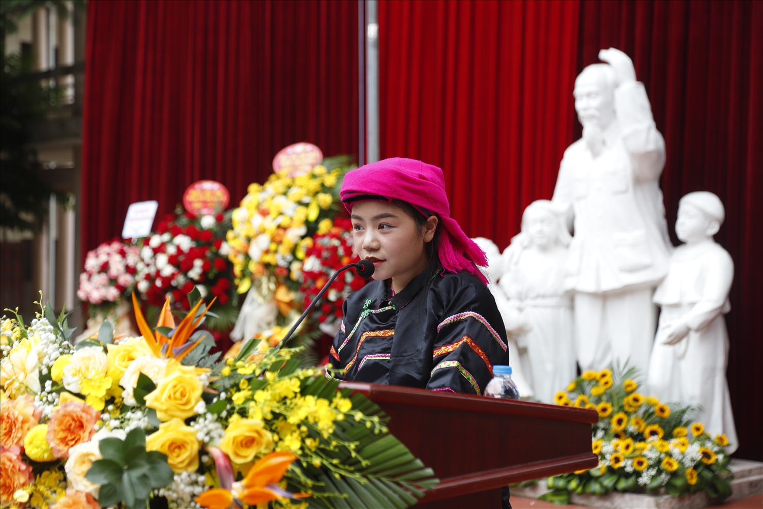Em Ly Thị Nguyệt (dân tộc Pu Péo) học sinh lớp 10C2, đại diện cho học sinh toàn trường phát biểu tại Lễ Khai giảng
