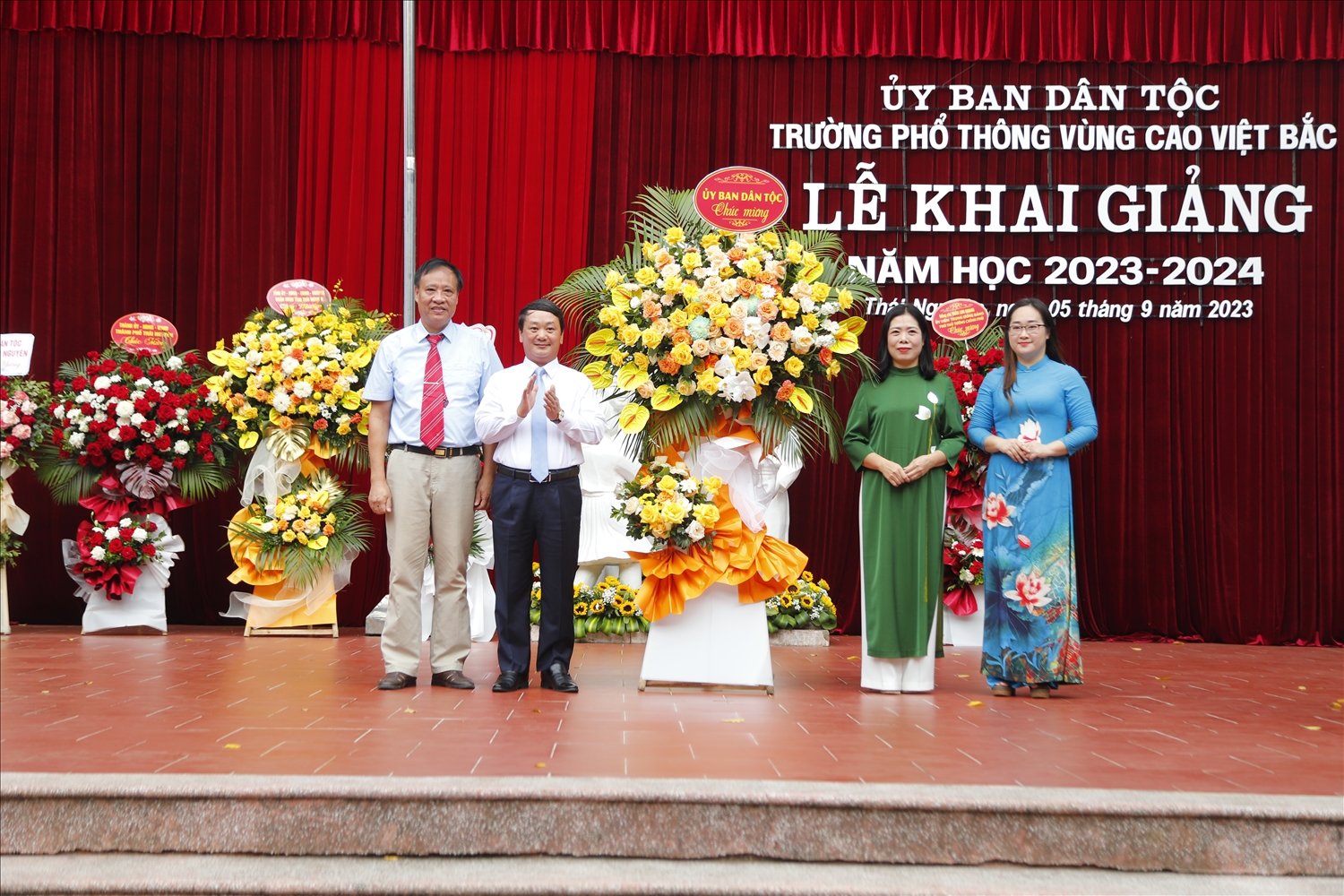 Bộ trưởng, Chủ nhiệm UBDT Hầu A Lềnh tặng hoa chúc mừng Nhà trường