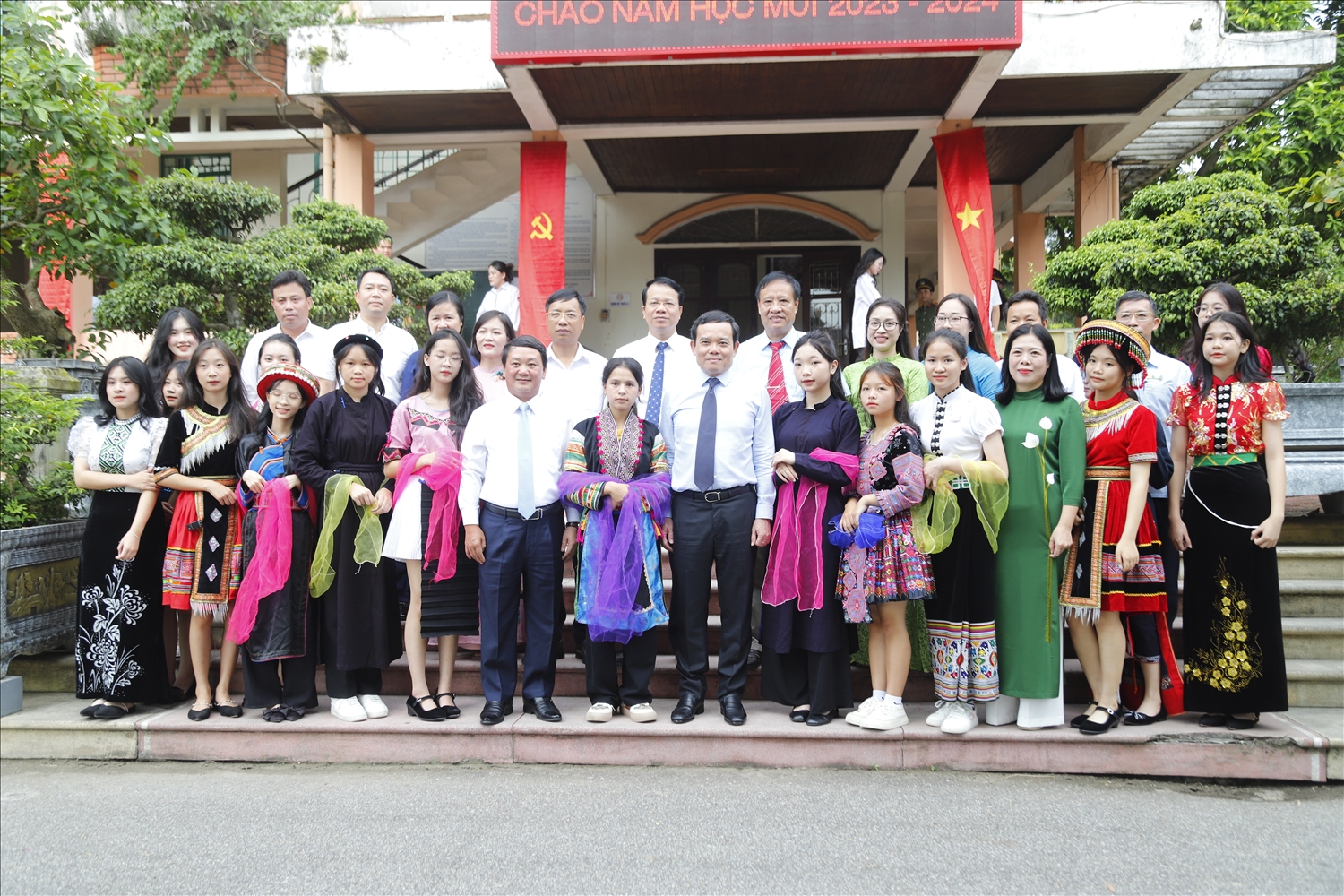 Phó Thủ tướng Chính phủ Trần Lưu Quang và các đại biểu chụp ảnh cùng thầy và trò Trường Phổ thông vùng cao Việt Bắc