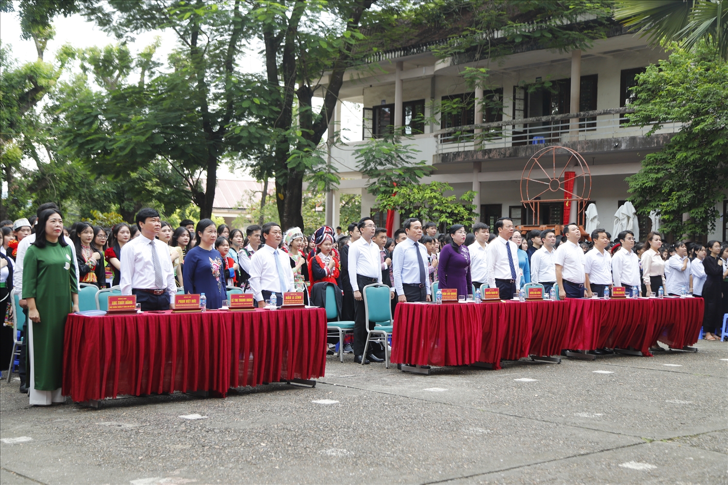 Phó Thủ tướng Chính phủ Trần Lưu Quang và các đại biểu cùng thầy cô giáo, các em học sinh thực hiện nghi lễ chào cờ.
