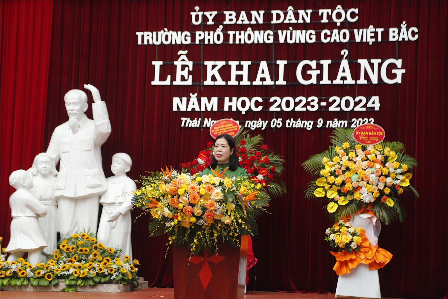 Nhà giáo Lục Thúy Hằng - Hiệu trưởng Trường Phổ thông vùng cao Việt Bắc đọc diễn văn khai giảng năm học 2023-2024