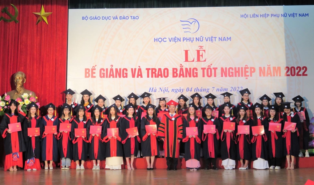 PGs.Ts. Trần Quang Tiến - Giám đốc Học viện trao bằng cho các cử nhân tốt nghiệp loại Giỏi