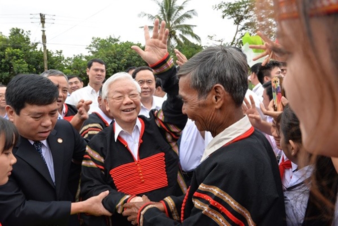 Hình ảnh Tổng Bí thư Nguyễn Phú Trọng thăm đồng bào các dân tộc thiểu số xuất hiện trong phim.