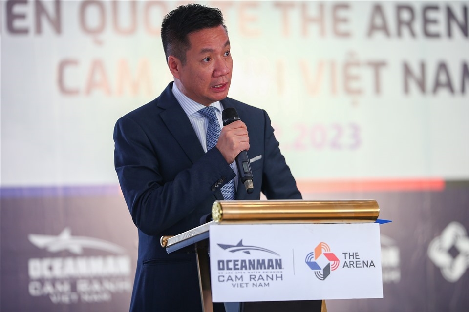  Ông Hoàng Đạo Hiệp - đối tác chiến lược của giải bơi biển quốc tế The Arena Oceanman Cam Ranh Việt Nam 2023 phát biểu. Ảnh: Hoàng Anh
