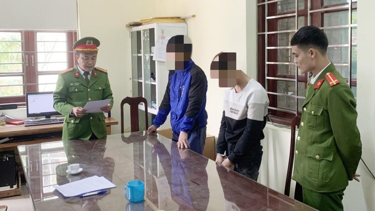 Cơ quan công an thi hành Lệnh tạm giữ trong trường hợp khẩn cấp đối với Nông Văn Minh (áo trắng) về hành vi “Hiếp dâm người dưới 16 tuổi” tại Bắc Giang