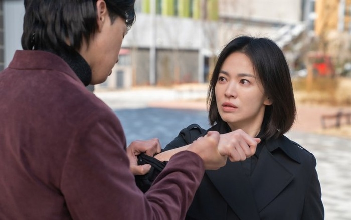 TheGlory (Vinh quang trong thù hận) được chấp bút bởi biên kịch Kim Eun-sook, kể về câu chuyện trả thù được chuẩn bị kỹ lưỡng của một người phụ nữ bị hủy hoại từ thể xác đến cả linh hồn bởi nạn bạo lực học đường hồi còn học trung học phổ thông