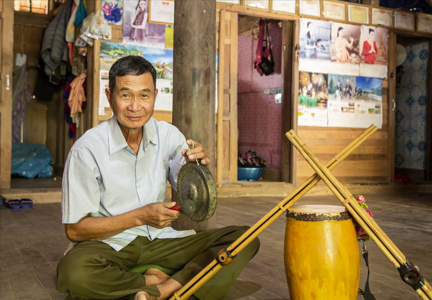 Ông Vì Văn Thoong bên những nhạc cụ truyền thống dân tộc Lào