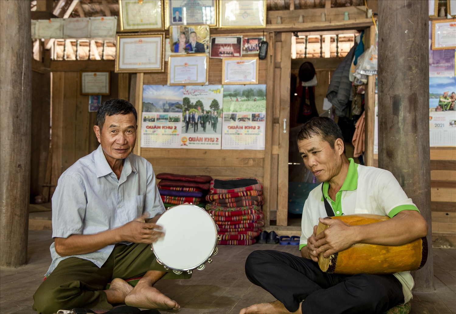 Ông Vì Văn Thoong (trái) hướng dẫn học viên phối hợp chơi các nhạc truyền thống