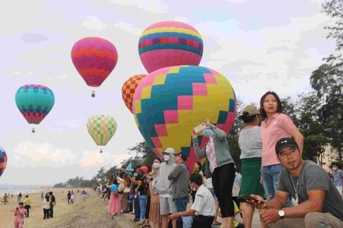 Hàng ngàn người dân và du khách đã tập trung tại bãi biển Đồi Dương, thành phố biển Phan Thiết để đón chờ màn trình diễn khinh khí cầu