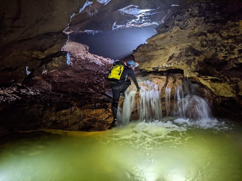 Phát hiện hang động nguyên sơ dài hơn 3,3km ở Quảng Bình