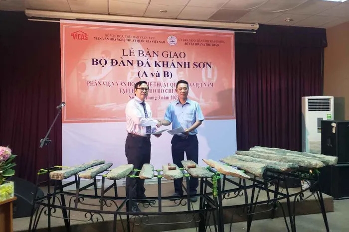 Lãnh đạo Bảo tàng tỉnh Khánh Hòa (bên phải) tiếp nhận bàn giao hai bộ đàn đá Khánh Sơn từ lãnh đạo Phân viện Văn hóa Nghệ thuật quốc gia Việt Nam tại TP Hồ Chí Minh
