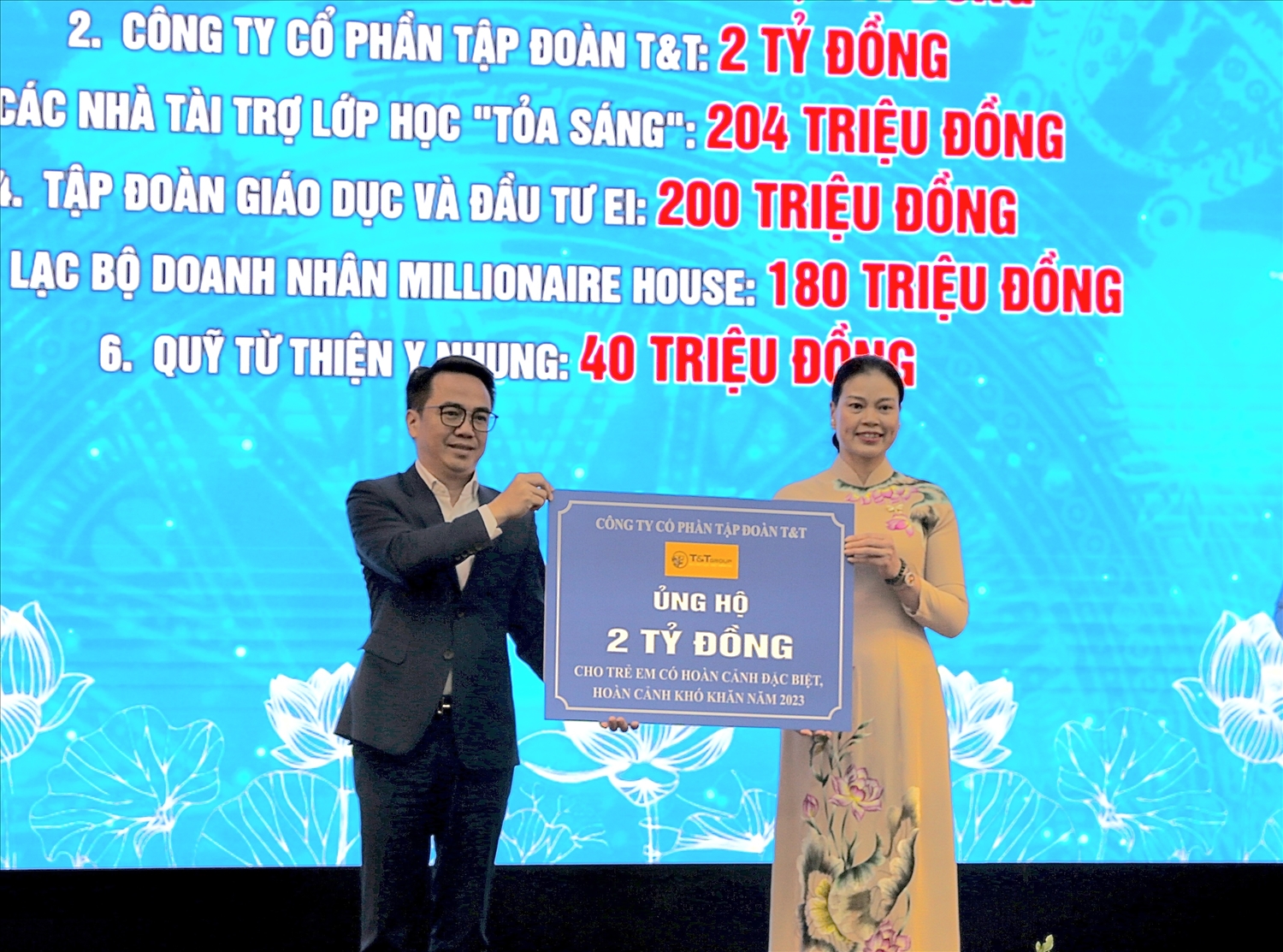 Đại diện lãnh đạo Tập đoàn T&T Group (trái) trao ủng hộ 2 tỷ đồng cho Trung tâm công tác xã hội và Quỹ bảo trợ trẻ em Hà Nội nhằm hỗ trợ trẻ em có hoàn cảnh đặc biệt, hoàn cảnh khó khăn