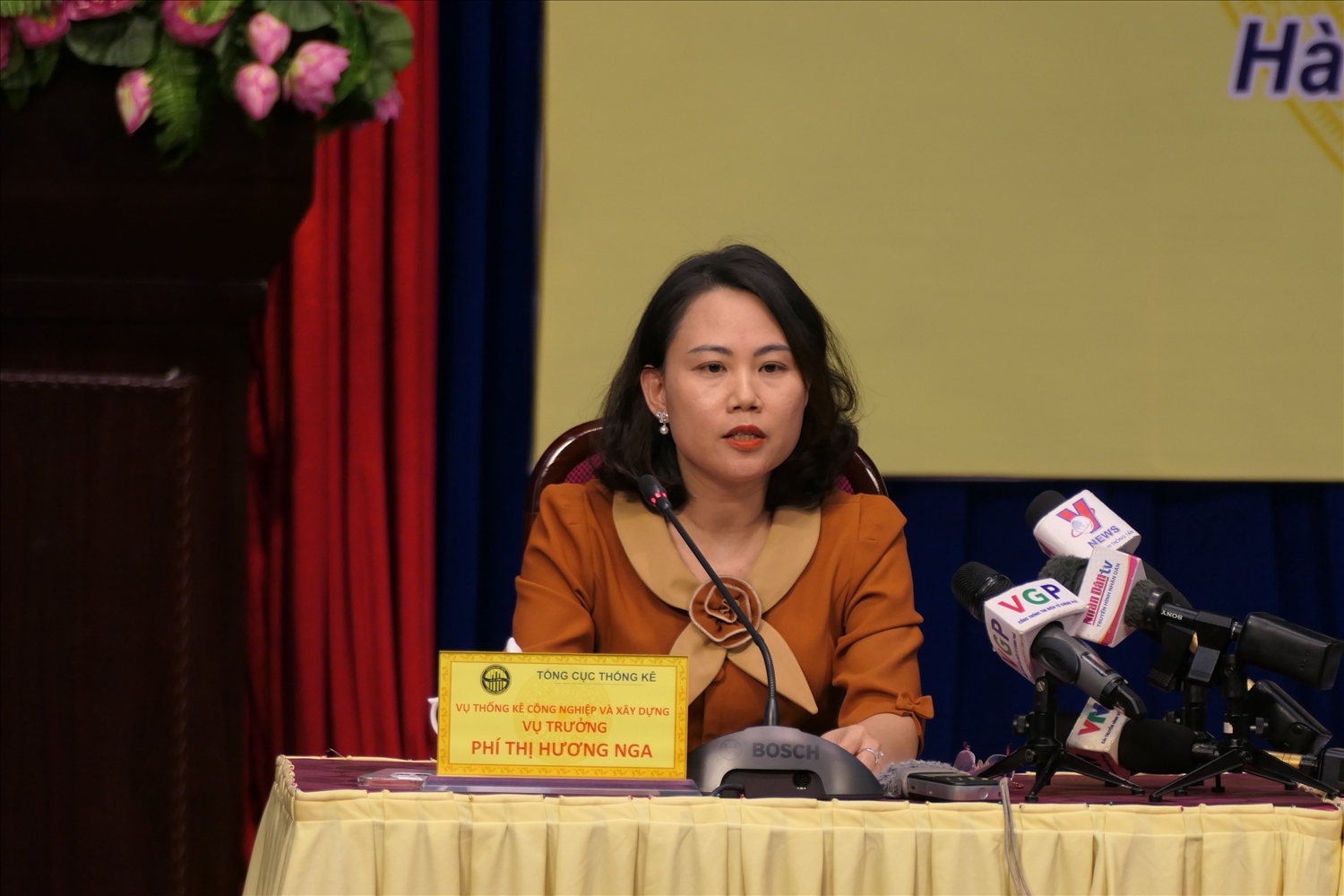 Bà Phí Thị Hương Nga, Vụ trưởng Vụ Thống kê Công nghiệp và Xây dựng phát biểu tại Họp báo