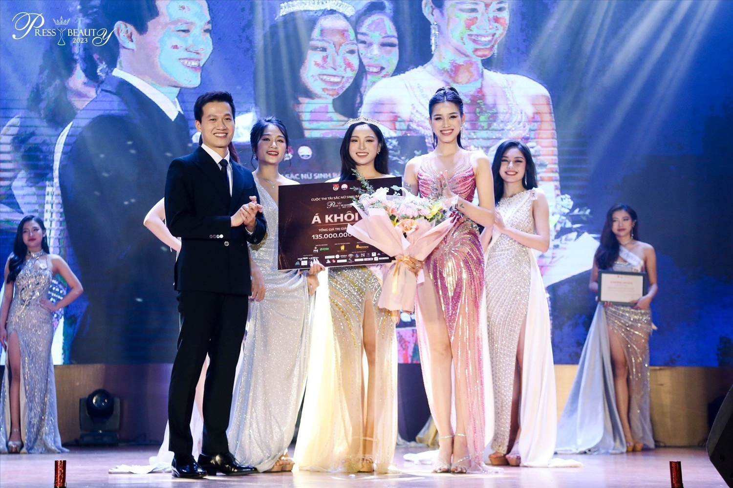 Danh hiệu Á khôi 2 của cuộc thi được trao thí sinh Hoàng Thị Ngọc Hà