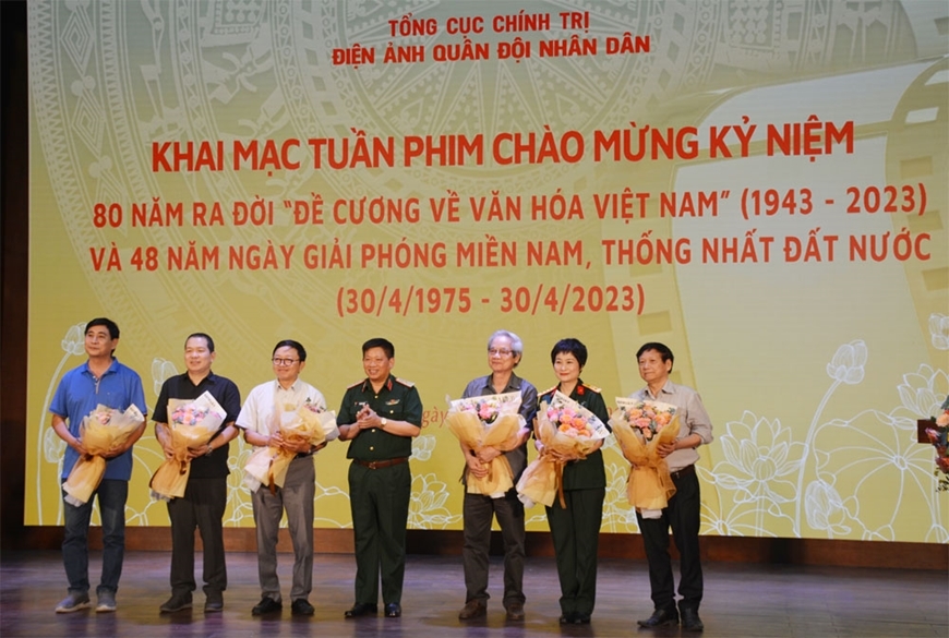 Thiếu tướng Lê Xuân Sang tặng hoa cảm ơn các nghệ sĩ, đơn vị sản xuất phim được chọn chiếu trong Tuần phim