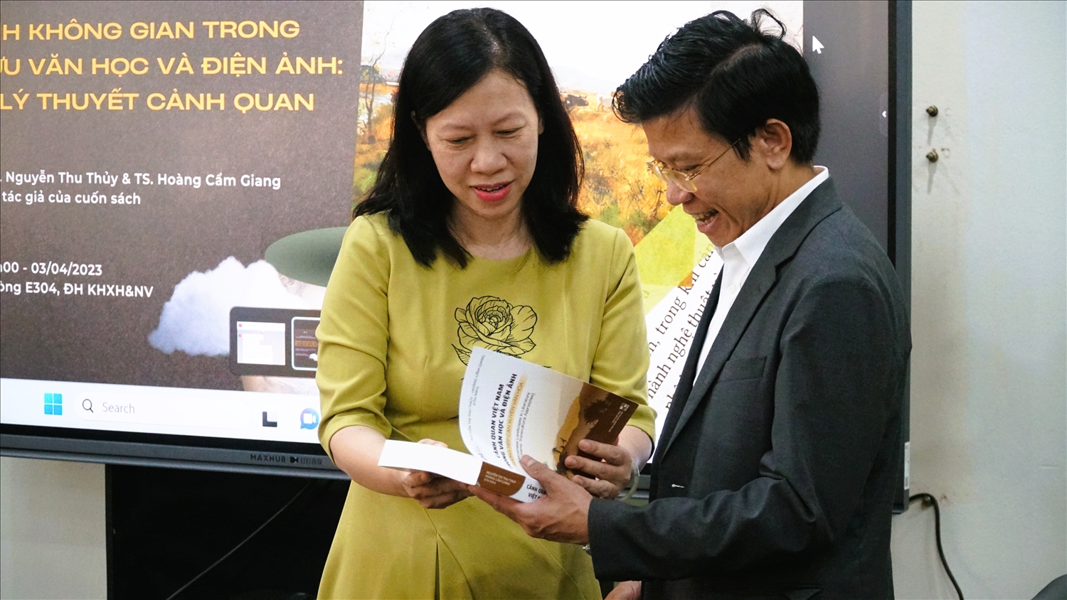 GS TS Hoàng Anh Tuấn, Hiệu trưởng trường Đại học Khoa học Xã hội và Nhân văn cùng TS Nguyễn Thị Thu Thủy, 1 trong 2 chủ biên của cuốn sách tại Tọa đàm