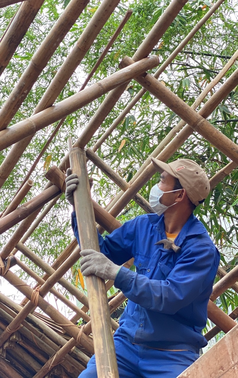 Y Blen Buôn Yă (sinh năm 1985), thợ trẻ nhất trong nhóm sửa nhà dài lần này tại Bảo tàng Dân tộc học Việt Nam đang tất bật với công việc của mình