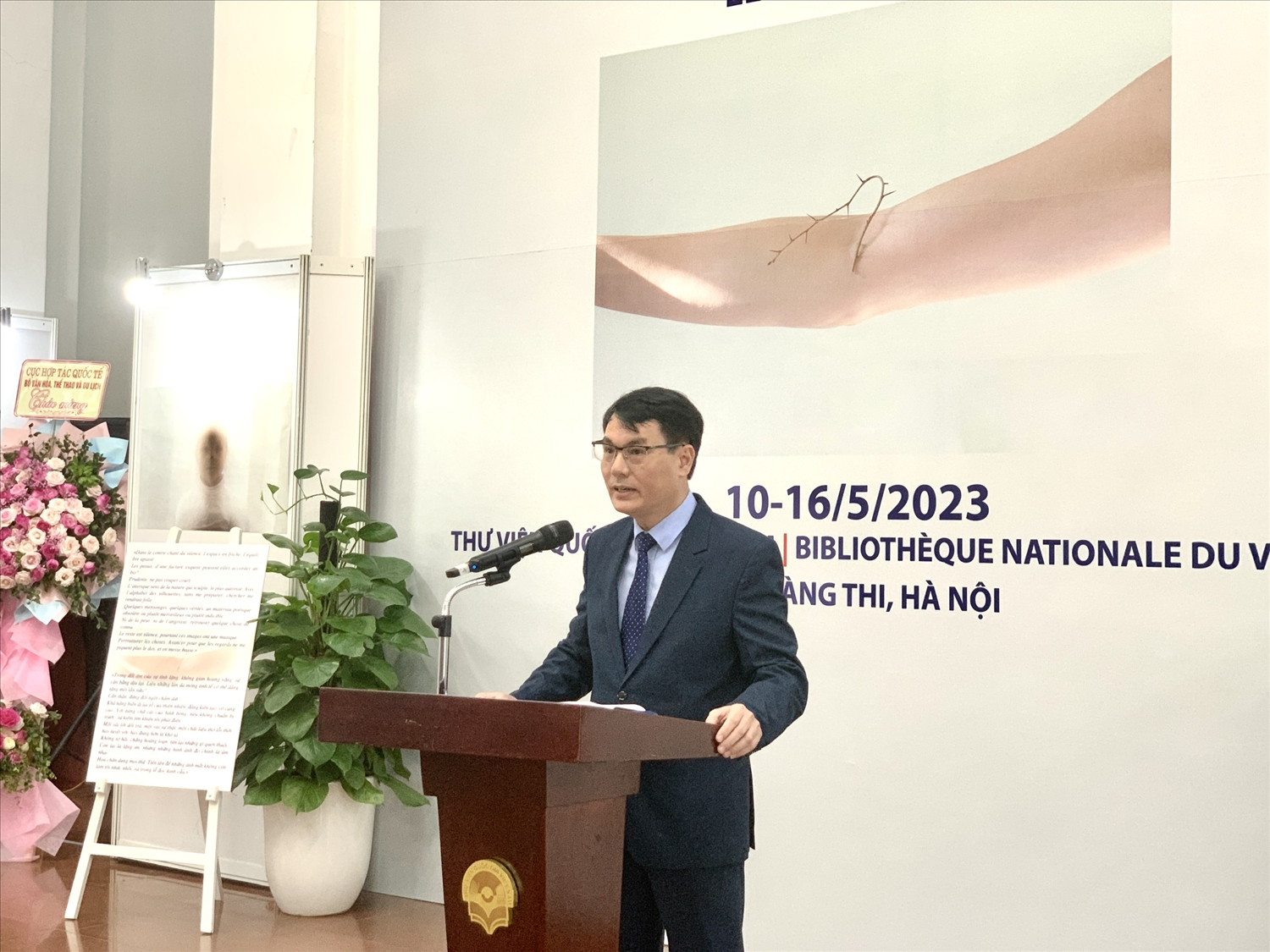 Ông Nguyễn Xuân Dũng, Quyền Giám đốc Thư viện Quốc gia Việt Nam phát biểu tại Lễ khai mạc