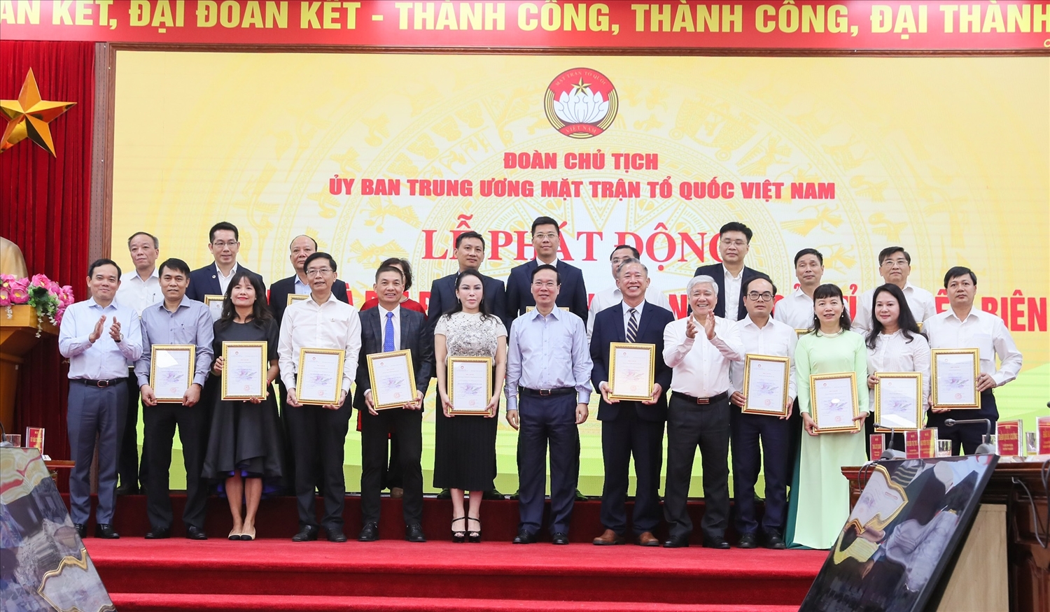 Chủ tịch nước Võ Văn Thưởng chụp ảnh lưu niệm cùng đại diện các doanh nghiệp tại Lễ phát động ủng hộ làm nhà đại đoàn kết cho hộ nghèo của tỉnh Điện Biên
