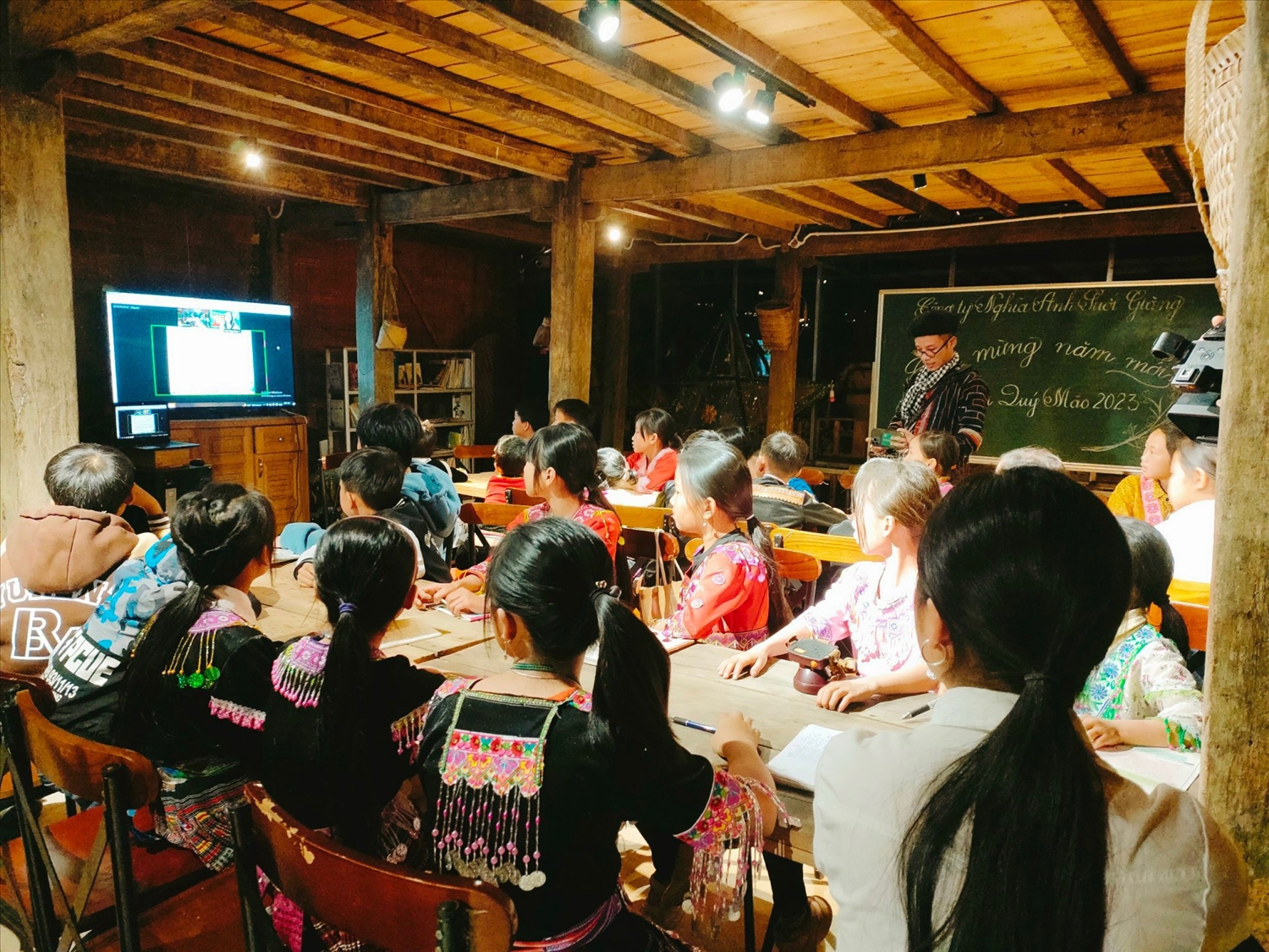 Những buổi học Tiếng Anh trực tuyến của lớp học với cô giáo ở Nghĩa Lộ