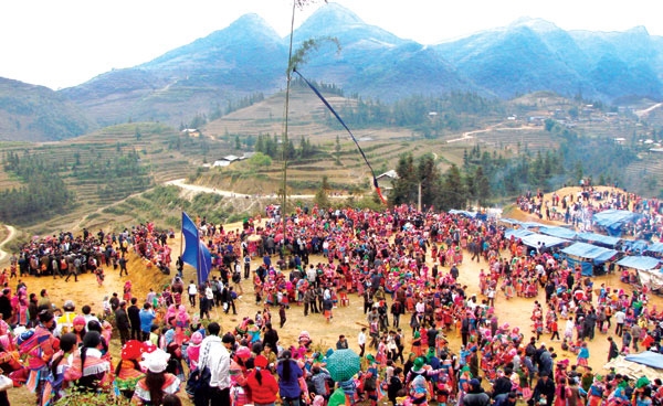 Lễ hội Gầu Tào của dân tộc Mông tỉnh Lào Cai thu hút đông đảo du khách tham quan (Ảnh: TL)