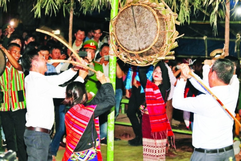 Du khách được tham gia vào Lễ hội đập trống của người Ma Coong, huyện Bố Trạch khi đến với Quảng Bình (Ảnh: TL)