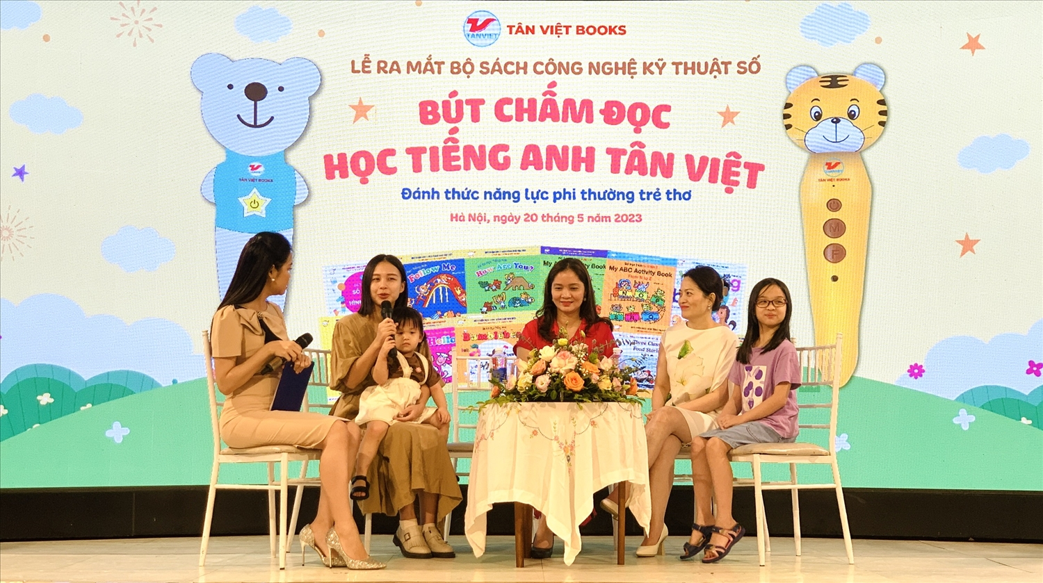 Chị Quỳnh Anh, người đồng hành cùng em bé MinHee trong hành trình học Tiếng Anh với những video tương tác cùng con thu hút sự chú ý trên mạng xã hội chia sẻ về những kinh nghiệm trong quá trình dạy ngoại ngữ cho con