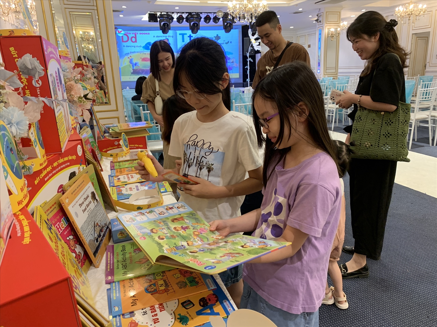 Bộ Bút chấm đọc - Học tiếng Anh Tân Việt tích hợp âm thanh sống động và hình ảnh bắt mắt, mang lại hứng thú cho trẻ khi tự học ngoại ngữ 