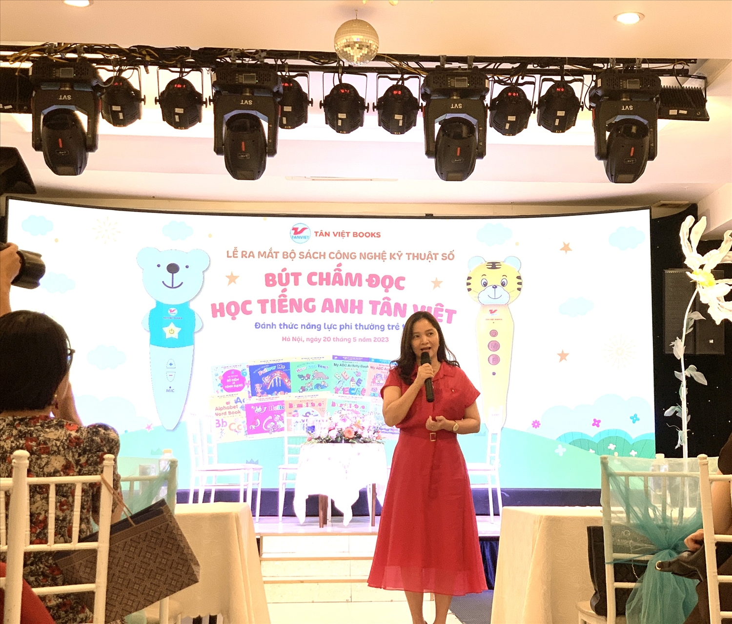bà Nguyễn Kim Thoa, CEO Tân Việt Books chia sẻ tại buổi ra mắt bộ sách 