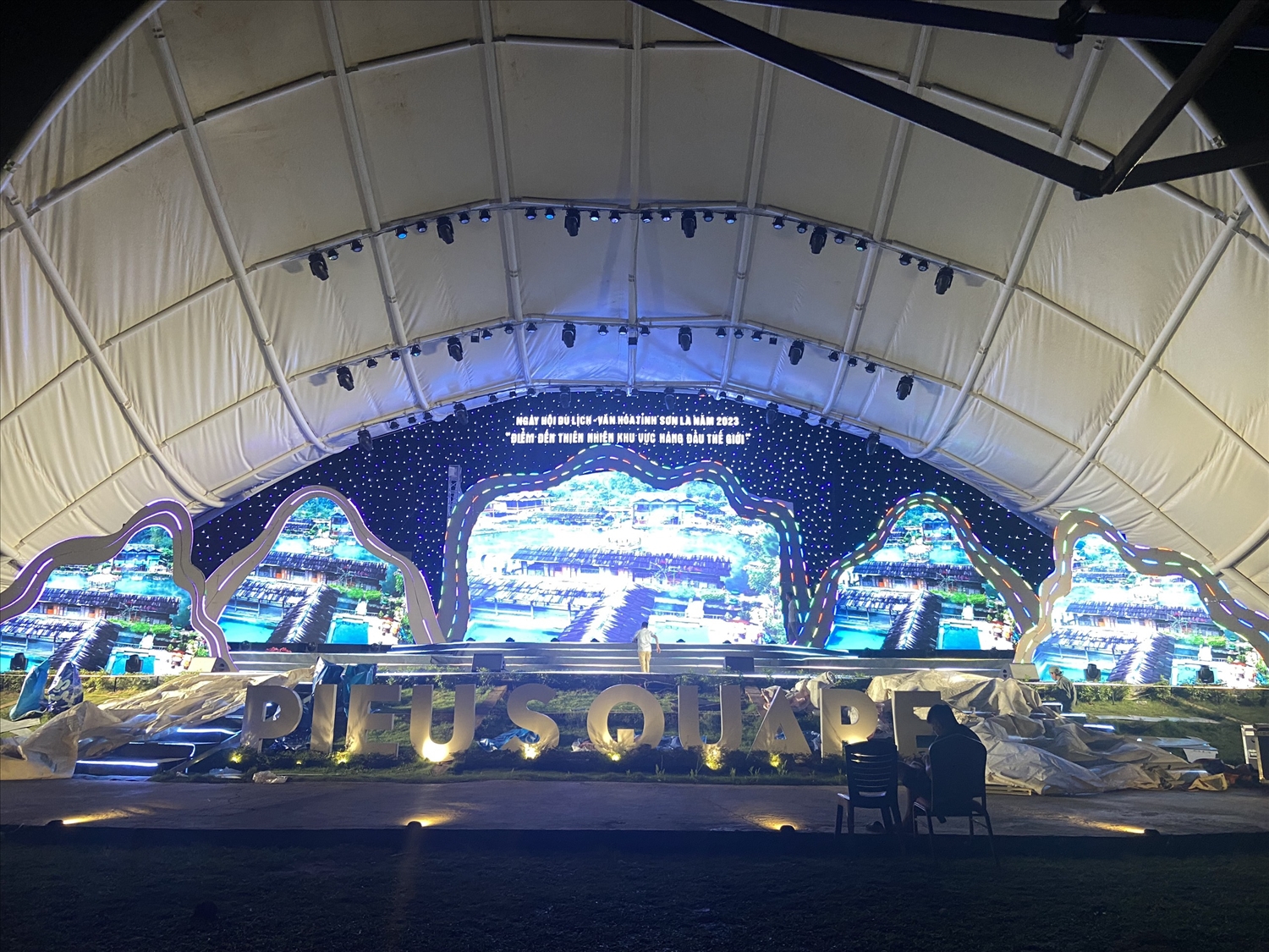 Sân khấu hoành tráng được dàn dựng công phu tại tổ hợp nghỉ dưỡng Mộc Châu Island phục vụ cho Lễ khai mạc Ngày hội Du lịch Văn hoá tỉnh Sơn La