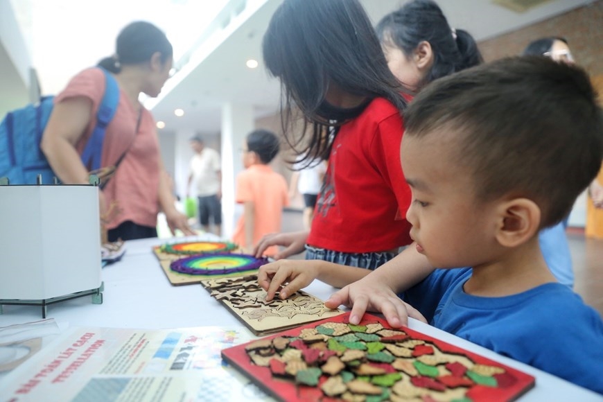 Đến với Bảo tàng Dân tộc học Việt Nam cuối tuần này, các em nhỏ cùng với cha mẹ được tham gia nhiều trải nghiệm vô cùng bổ ích và thú vị