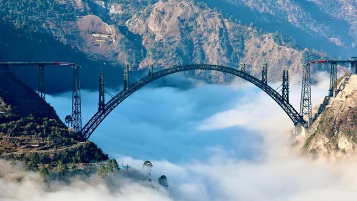 Đây là cây cầu đường sắt cao nhất trên thế giới, với chiều cao 359 m so với mặt sông (TL)