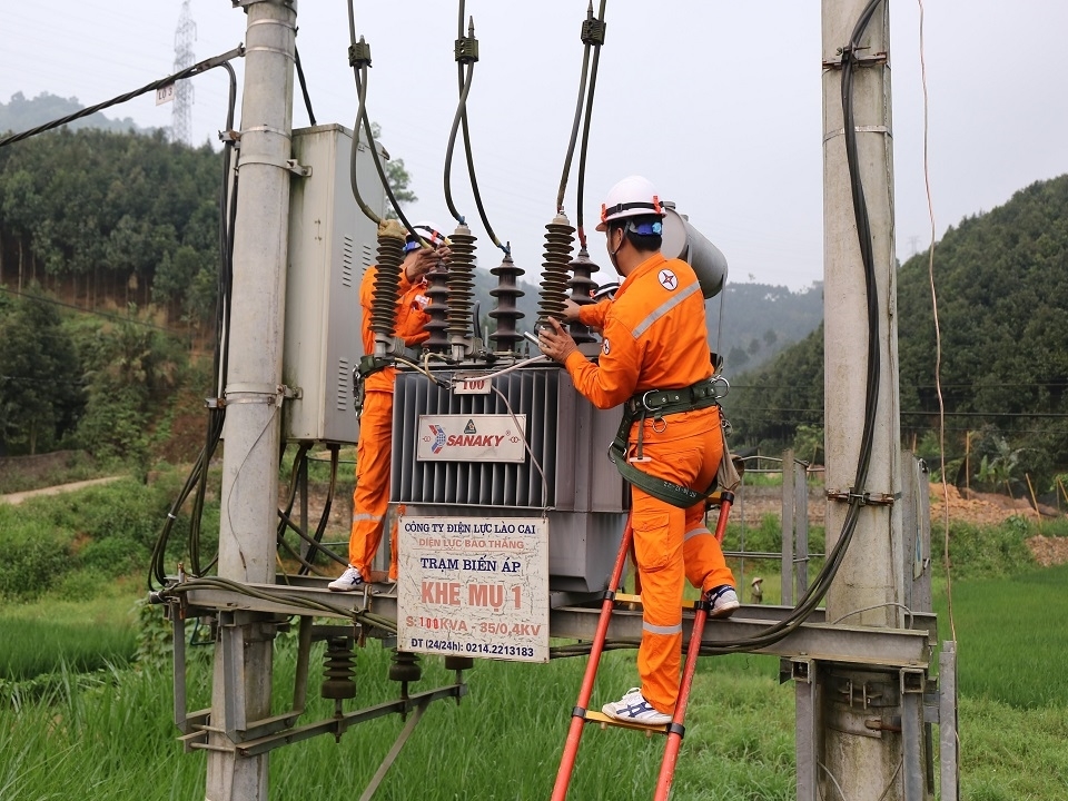 Công nhân điện lực Lào Cai thay máy biến áp